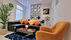 Stunning, clean, free parking home, ideal long stays